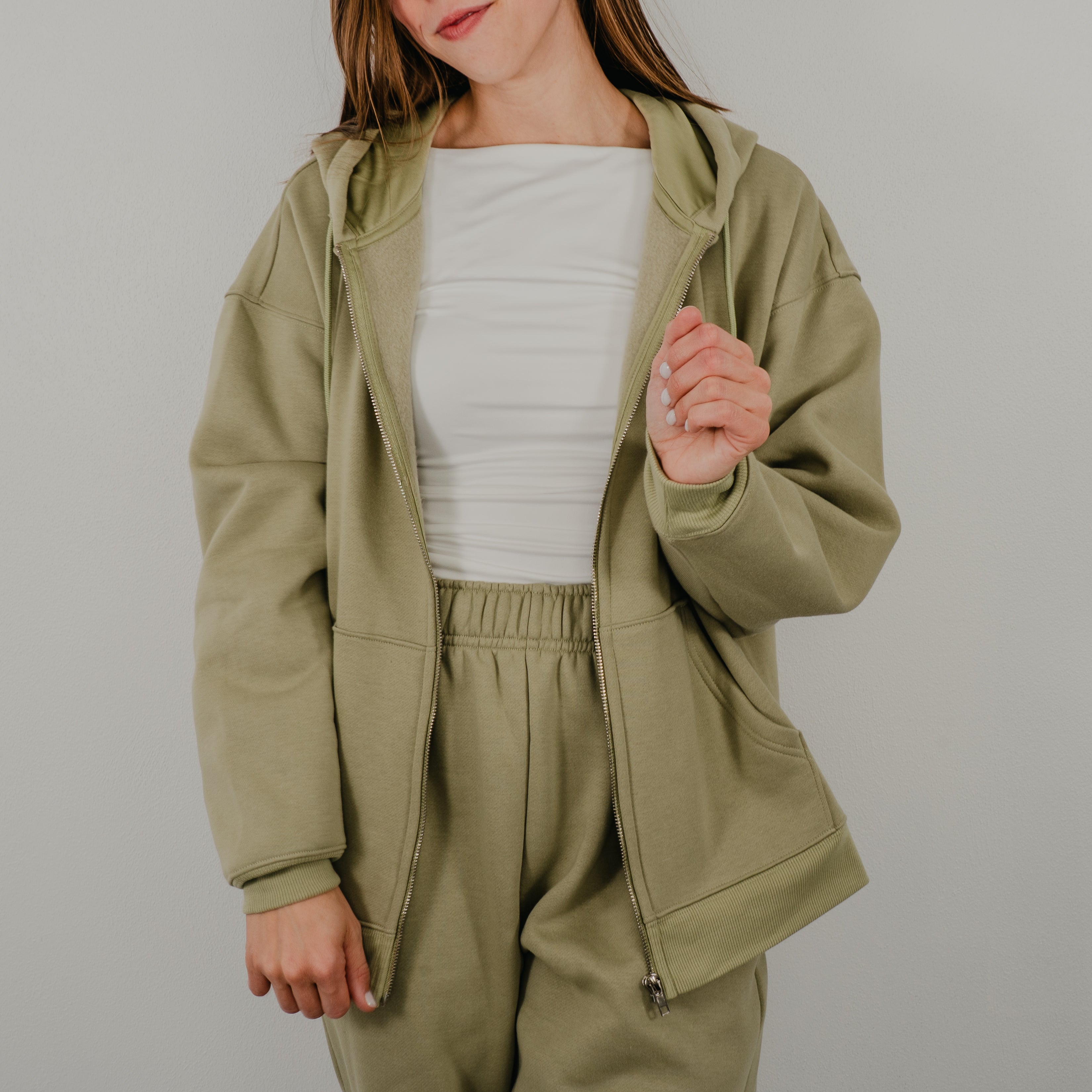 Oversized zip-up hoodie in a premium heavy-weight fleece, featuring a silver front zipper and deep side pockets.